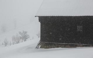 uma abundante nevasca nos cárpatos romenos na aldeia de sirnea, brasov. inverno real com neve no país foto