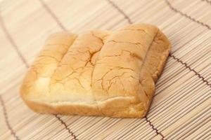 pão na mesa foto