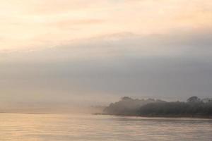 rio mekong ao pôr do sol foto