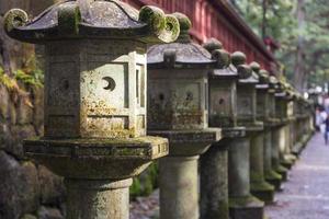 lanternas de pedra antigas no japão foto