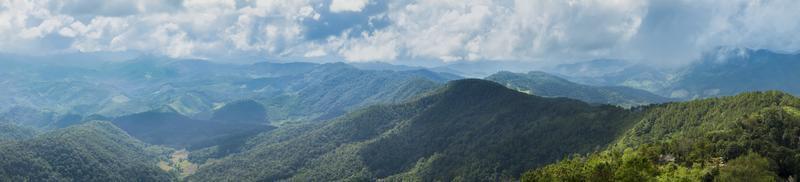 floresta nas montanhas da tailândia foto