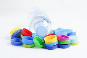 tampas de garrafa de plástico coloridas para reciclar em fundo branco. foto