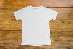 camiseta branca com fundo de madeira para modelo de maquete