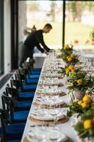 salão de banquetes de casamento decorado em estilo clássico. foto