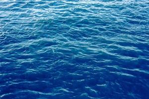 close-up de água do mar azul para o fundo foto