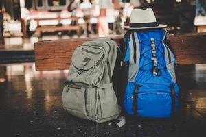 imagem de uma mochila em uma estação de trem foto