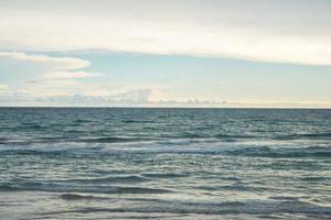 oceano azul com fundo do céu foto