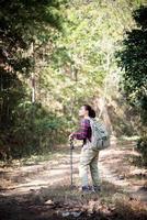 mulher viajante com mochila na bela paisagem de verão foto