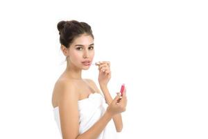 linda mulher segurando maquiagem isolada no fundo branco
