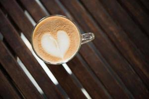 close-up de xícara de cappuccino com padrão de leite em forma de coração foto