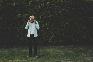 homem jovem e bonito hippie olhando para longe ao ar livre foto