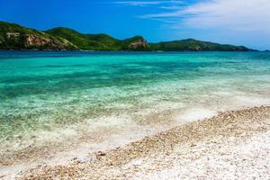 ilha tropical na praia com céu azul nublado foto