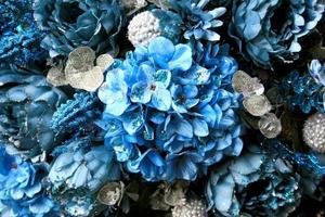 hortênsias azuis e flores brancas foto