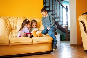 sente-se em um sofá de couro na sala de estar foto