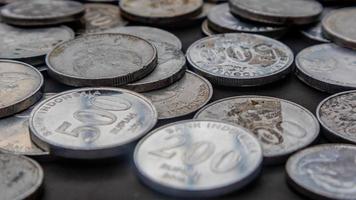 pilha de moedas de rupias como plano de fundo foto