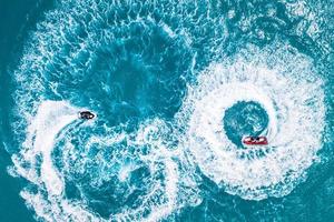 foto aérea de esportes aquáticos nas maldivas. vista aérea da paisagem marinha sobre a ilha de banco de areia do atol das Maldivas. jet ski na praia de areia branca. férias de verão e conceito recreativo