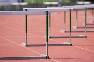 obstáculos em uma pista de atletismo foto