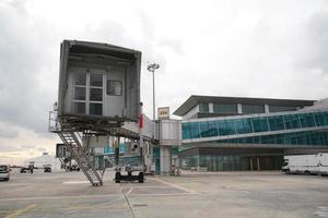 um portão no aeroporto de ataturk em istambul, turkiye foto