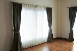 cortinas janela decoração interior do quarto, quarto vazio com janela e cortinas foto