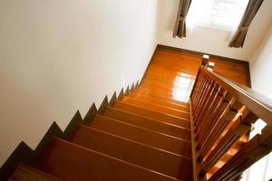 interior de escada de madeira marrom decorado estilo moderno de casa residencial, escadas de madeira na casa, olhando para baixo. foto