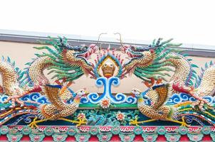 estátua do dragão no telhado do templo chinês, arquitetura oriental, dragões gêmeos no telhado foto