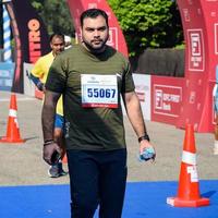 nova delhi, índia - 16 de outubro de 2022 - vedanta delhi meia maratona após covid em que os participantes da maratona prestes a cruzar a linha de chegada, meia maratona de delhi 2022 foto