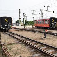 vista de trilhos de trem de brinquedo do meio durante o dia perto da estação ferroviária de kalka na índia, vista de trilho de trem de brinquedo, junção ferroviária indiana, indústria pesada foto