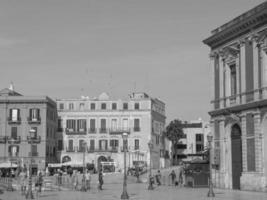 a cidade de bari na itália foto