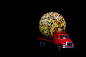 globo em um caminhão de brinquedo foto