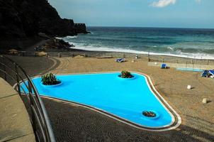 piscina infantil a beira mar foto