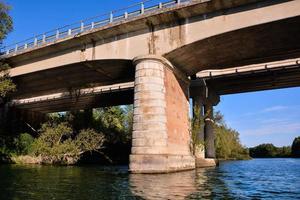 rio debaixo da ponte foto