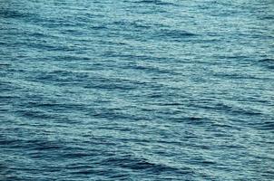 mar azul calmo foto