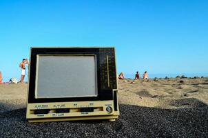televisão velha na praia foto