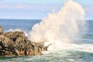 ondas quebrando na costa foto