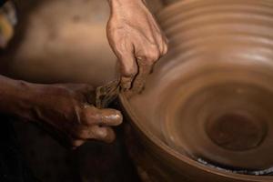 o processo de formação de artesanato tradicional de cerâmica, localizado em kasongan, yogyakarta, indonésia foto