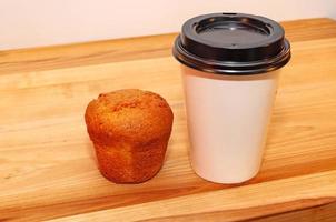 café e muffin na mesa foto