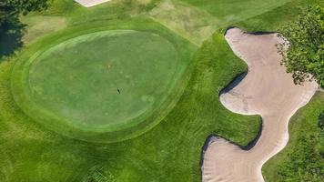 fotografia aérea vista de alto ângulo do campo de golfe foto