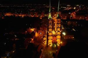 paisagem urbana do panorama noturno de Wroclaw na Polônia, vista aérea foto