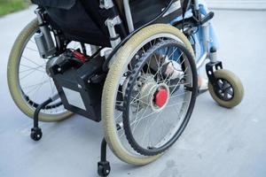 idosa asiática idosa paciente em cadeira de rodas elétrica com bateria na enfermaria do hospital de enfermagem, conceito médico forte e saudável foto