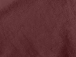 textura de tecido de veludo vermelho escuro de cor de baga de inverno usada como plano de fundo. fundo de tecido vermelho de material têxtil macio e liso. há espaço para o texto. foto