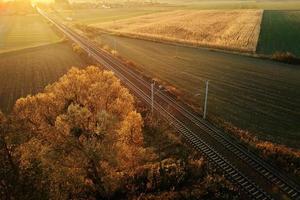 vista aérea da paisagem rural ferroviária ao pôr do sol foto