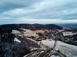 paisagem de inverno com mvillage perto de montanhas foto