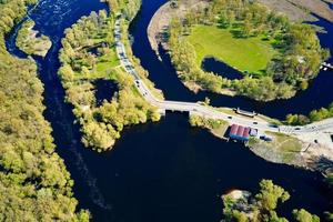 carro movendo-se na ponte na pequena cidade da Europa, vista aérea foto