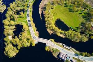 carro movendo-se na ponte na pequena cidade da Europa, vista aérea foto