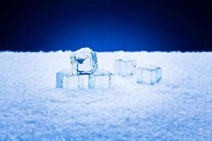 cubos de gelo molhados e neve foto