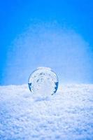 bola de cristal na neve foto