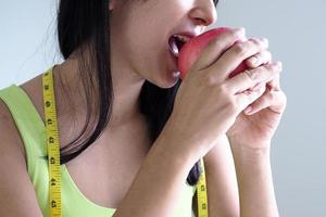 mulheres magras ficam felizes em comer maçã. foto