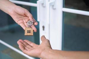 os compradores de casas estão recebendo as chaves de casa dos vendedores. venda sua casa, alugue uma casa e compre ideias. foto