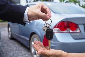 o vendedor de carros e a chave para o novo dono. foto