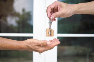 os compradores de casas estão recebendo as chaves de casa dos vendedores. venda sua casa, alugue uma casa e compre ideias. foto